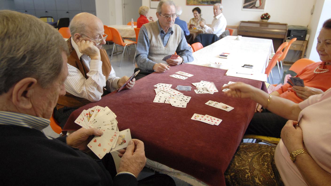 Lugano: alcuni anziani al centro ATTE di Lugano mentre passano il pomeriggio a giocare a scopa