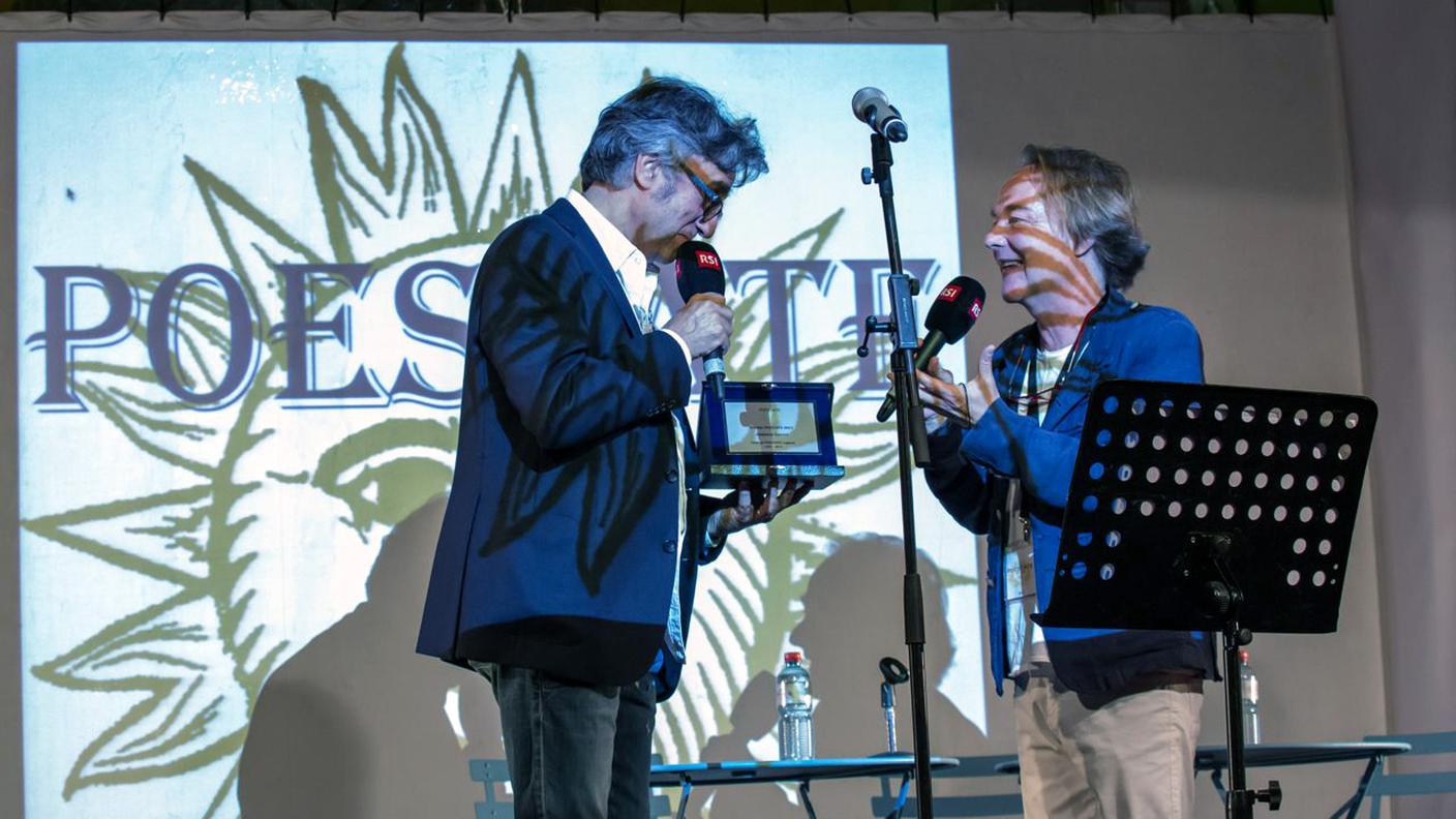 Gaetano Curreri a Poestate, mentre gli consegnano la targa Premio Poestate 2017