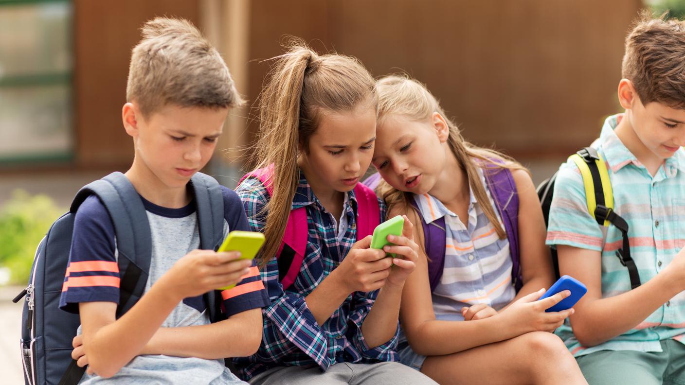 bambini con cellulare