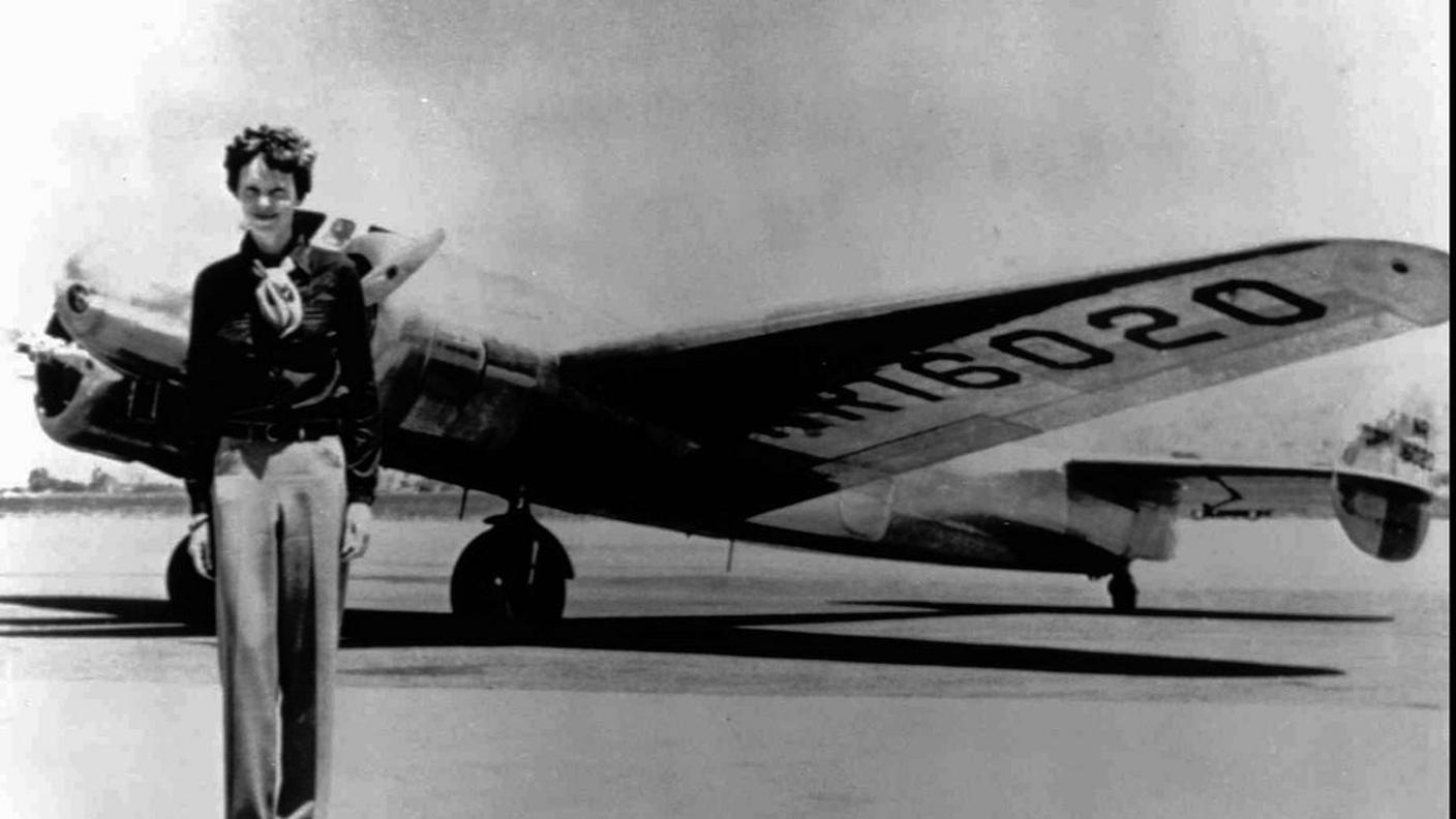 L'aviatrice ritratta con il suo velivolo