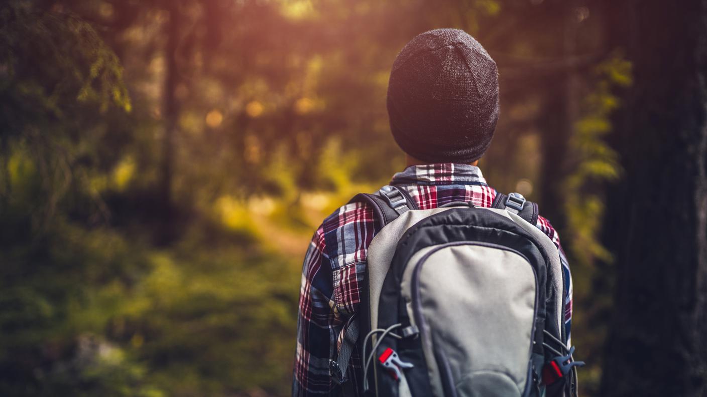Ragazzo soli nel bosco
