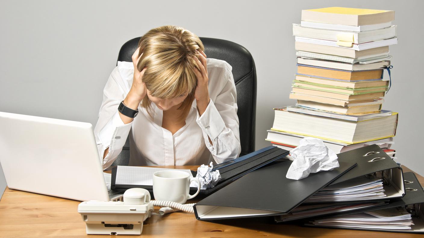 donna stressata, esaurita, lavoro, ufficio, scrivania, Occupazione, Frenetico, Professione, Donna in carriera