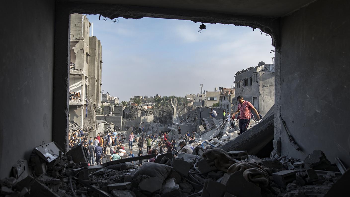 Macerie dopo l'attacco aereo al campo profughi di Maghazi, nella Striscia di Gaza