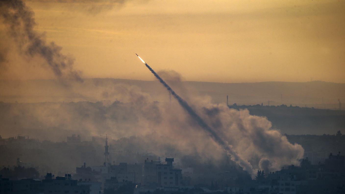 Razzo lanciato dalla striscia di Gaza verso Israele dai militanti della milizia Ezz Al-Din Al Qassam, l'ala militare del movimento Hamas, a Gaza City, 07 ottobre 2023. 