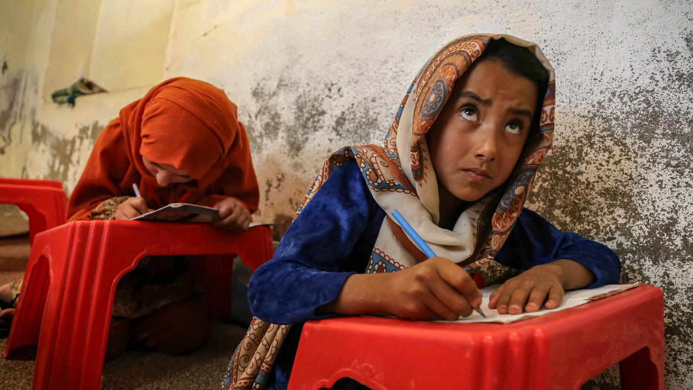 In Afghanistan, dopo la sesta classe le ragazze non possono frequentare la scuola, secondo un decreto del governo talebano che persiste da tre anni. Questa limitazione colpisce molte giovani donne, incidendo sul loro accesso all'istruzione e sulle opportunità di un futuro più luminoso