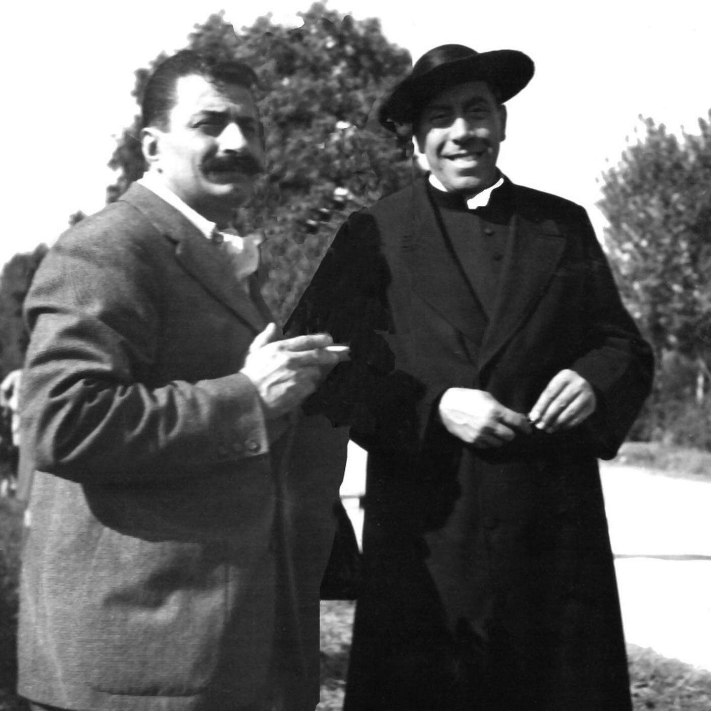 Giovannino Guareschi e Fernandel sul set a Brescello, 1951