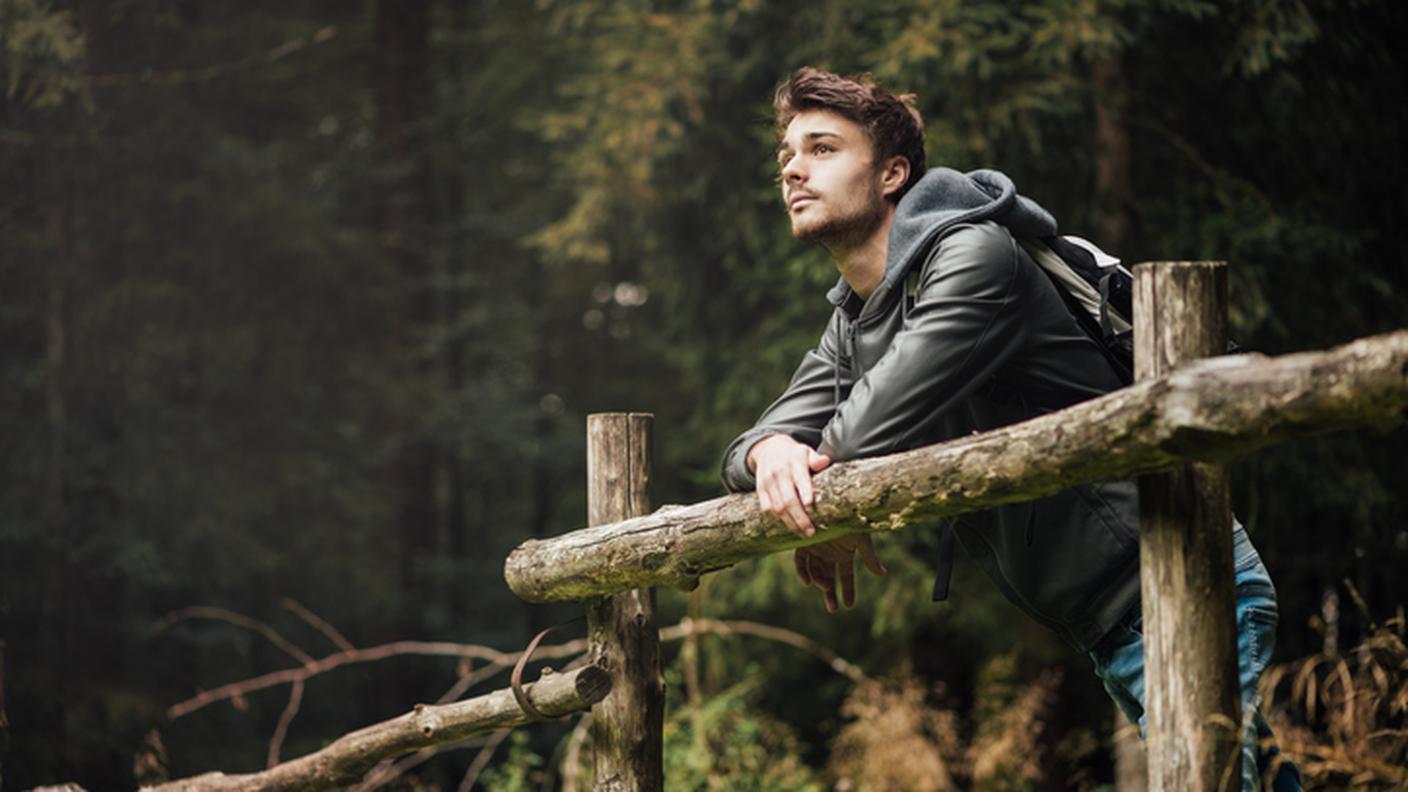 Uomo introverso, bosco, escursione, pensieroso