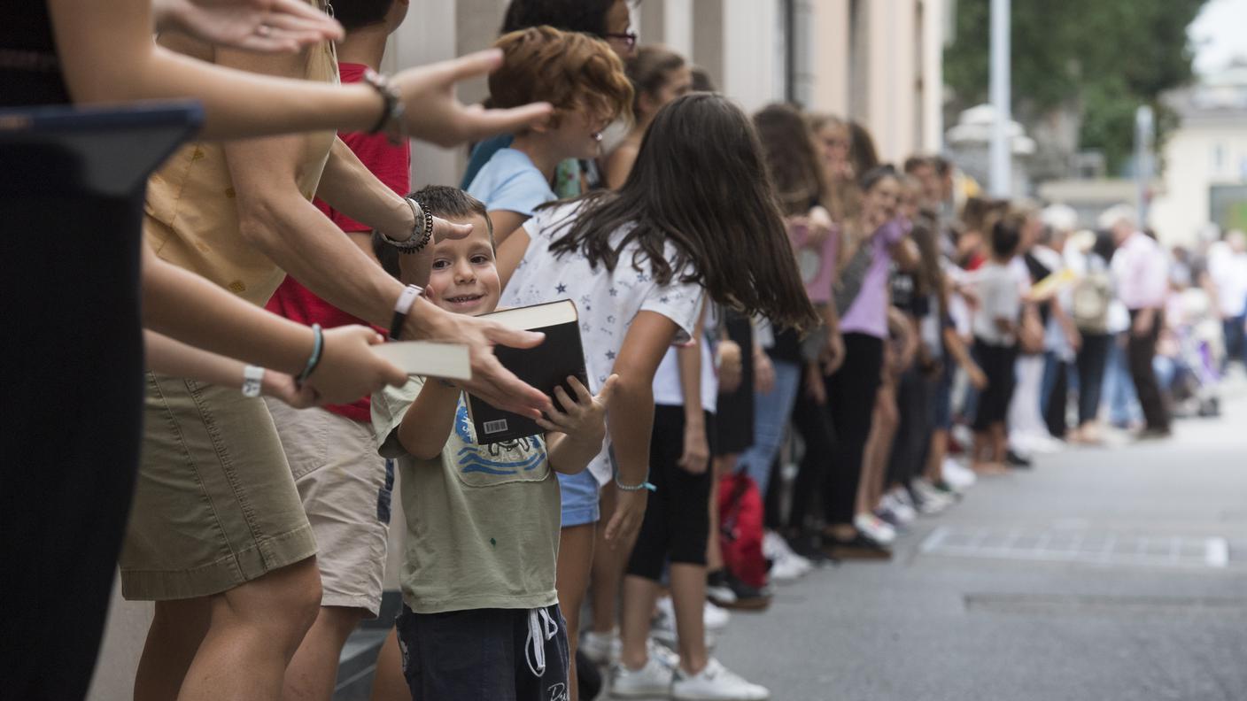 I volontari ha costituito una catena umana per il trasporto di mano in mano dei 600 volumi per il trasloco della nuova biblioteca alla Filanda di Mendrisio