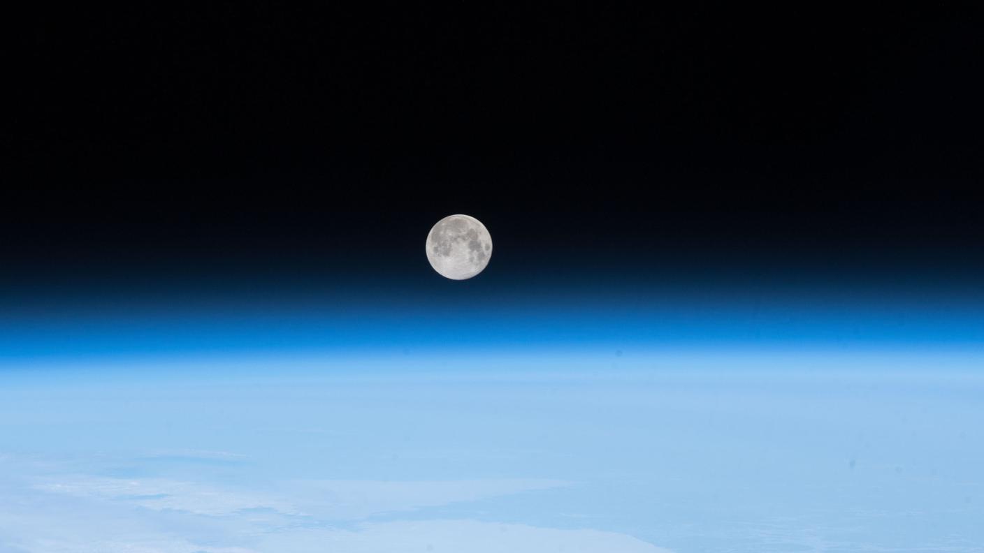L'equipaggio della Stazione Spaziale Internazionale ha fotografato questa immagine della luna piena il 30 aprile 2018