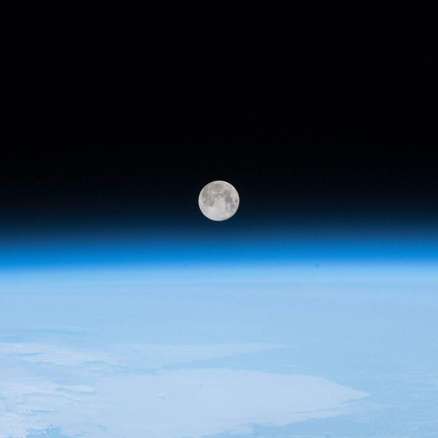 L'equipaggio della Stazione Spaziale Internazionale ha fotografato questa immagine della luna piena il 30 aprile 2018