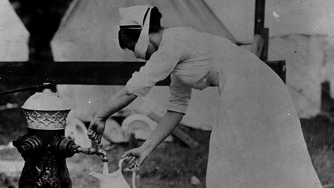 Infermiera che indossa una maschera come protezione contro l'influenza, 13 settembre 1918