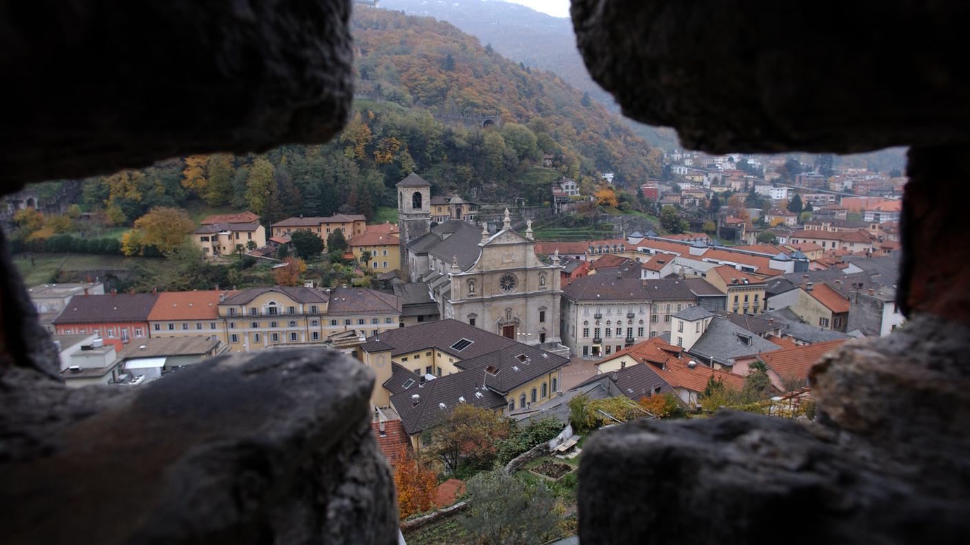 Bellinzona, panoramica dalle mura di Castelgrande , al centro la Chiesa Collegiata