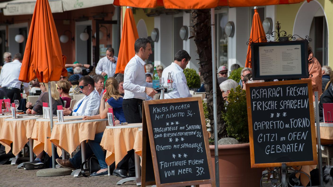 Turisti seduti ai tavolini di bar e ristoranti per assaporare i primi caldi della primavera in Ticino