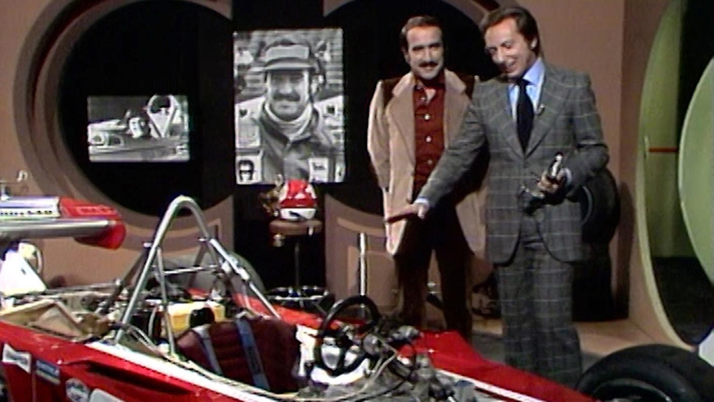 13091986_Personaggi in fiera_Clay Regazzoni Mike Bongiorno_Descrizione Ferrari F1.jpg