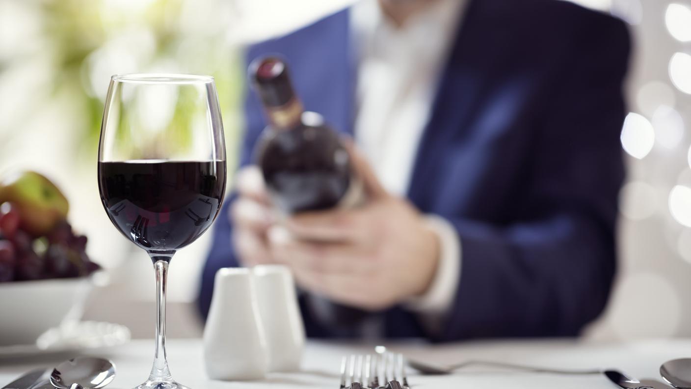 ristorante, vino rosso, cliente, controllare etichetta provenienza, vino rosso