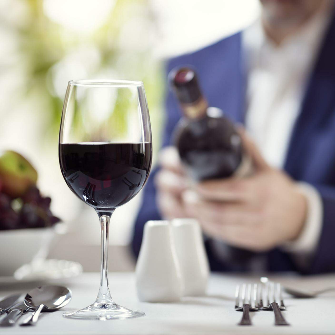 ristorante, vino rosso, cliente, controllare etichetta provenienza, vino rosso