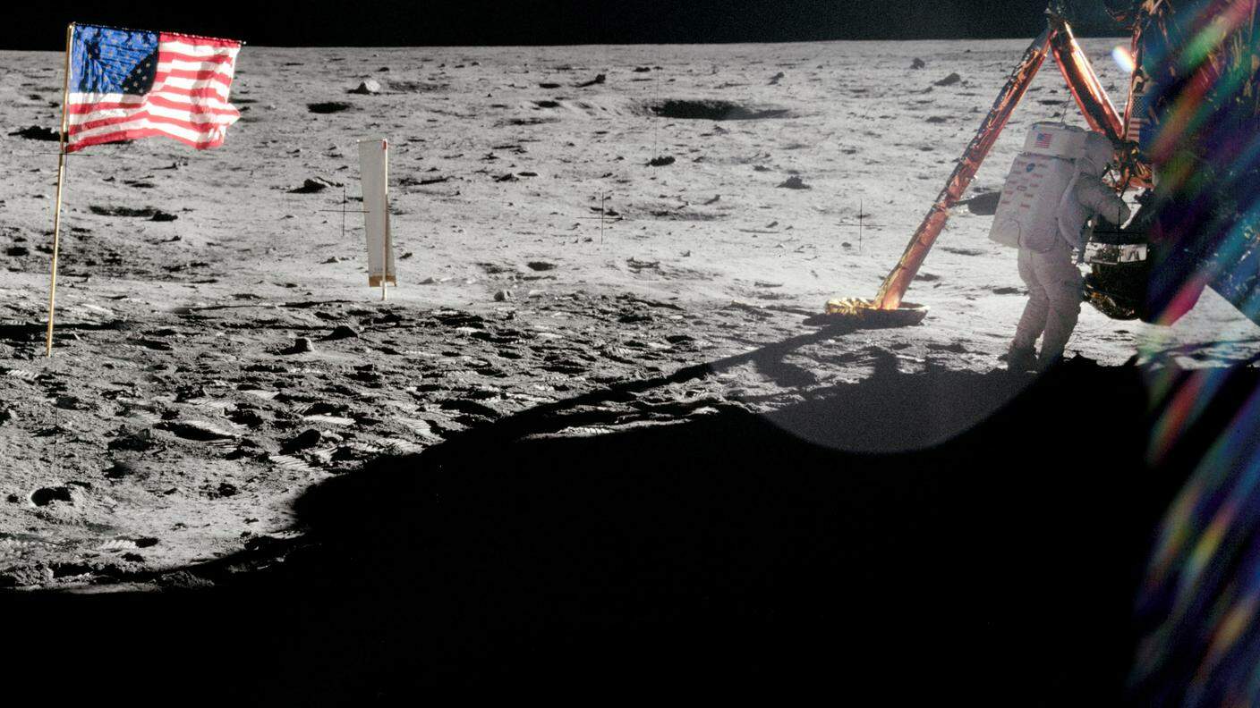 Come comandante di Apollo 11 Neil Armstrong fece gran parte delle fotografie della storica passeggiata lunare. Questa rara fotagrafia presa dal compagno Buzz Aldrin ritrae invece lo stesso Armstrong al lavoro vicino al modulo lunare Eagle