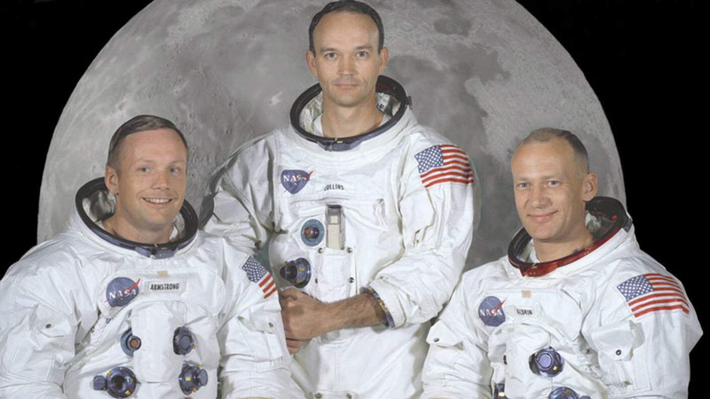 Apollo 11: foto dell'equipaggio ufficiale, da sinistra a destra ci sono gli astronauti Neil A. Armstrong, comandante; Michael Collins, pilota di comando ed Edwin E. Aldrin Jr., pilota del modulo lunare