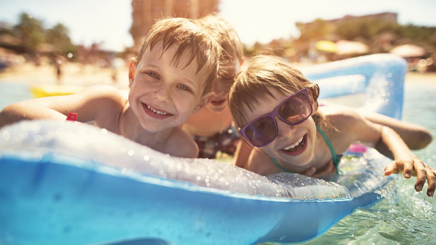 estate, mare, bambini, giocare, gommone gonfiabile