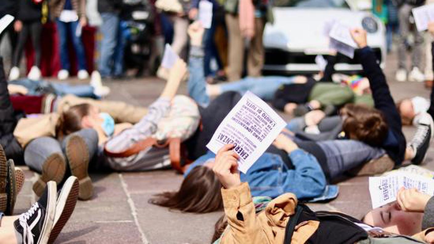 Giovani in Piazza Riforma a Lugano, flash mob per il Clima