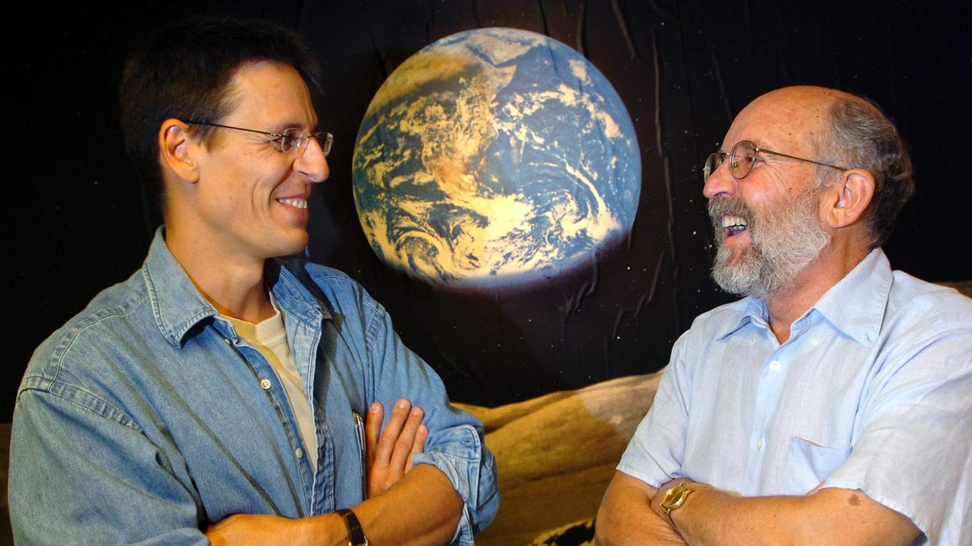 Gli astronomi svizzeri Michel Mayor, destra, e Didier Queloz, sinistra, in una foto del 2005