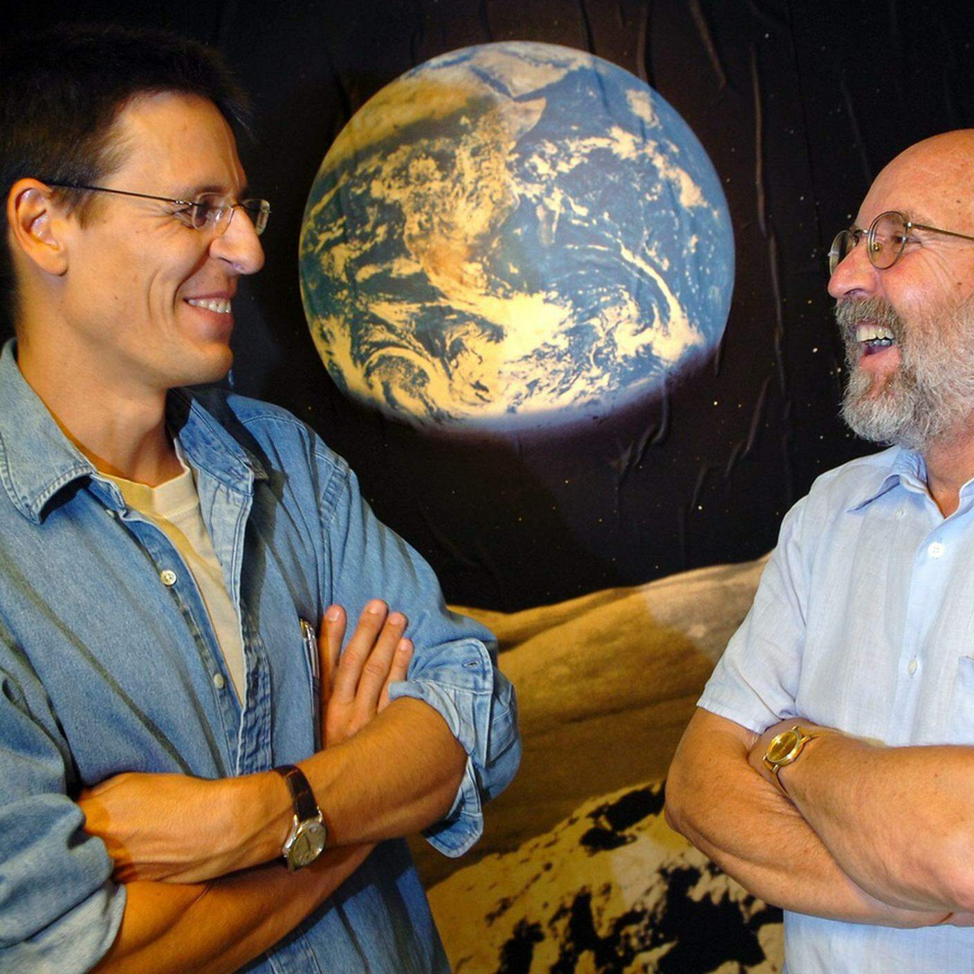 Gli astronomi svizzeri Michel Mayor, destra, e Didier Queloz, sinistra, in una foto del 2005