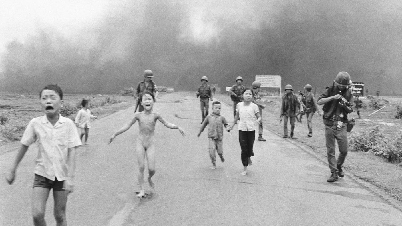 Le forze sudvietnamite inseguono bambini terrorizzati, tra cui Kim Phuc, 9 anni, al centro, mentre corrono lungo la Route 1 vicino a Trang Bang dopo un attacco aereo al napalm su presunti nascondigli Viet Cong, l'8 giugno 1972.