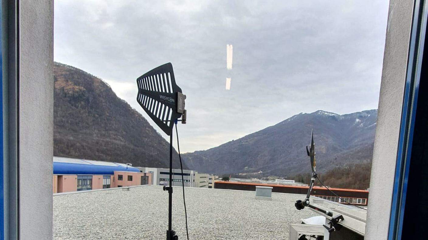 L'antenna di Rete Uno per la diretta (con riflessi luci interne) presso Industrie Biomediche Insubri SA (IBI SA), Mezzovico