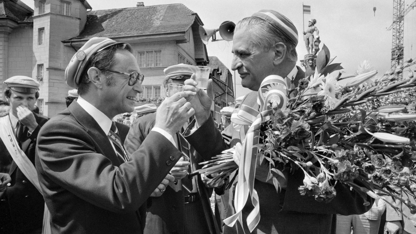 Il presidente della Confederazione Fritz Honegger brinda nel 1982 con il ministro Pierre Aubert, membro di Zofingia, una delle associazioni di studenti più vecchie della Svizzera. 