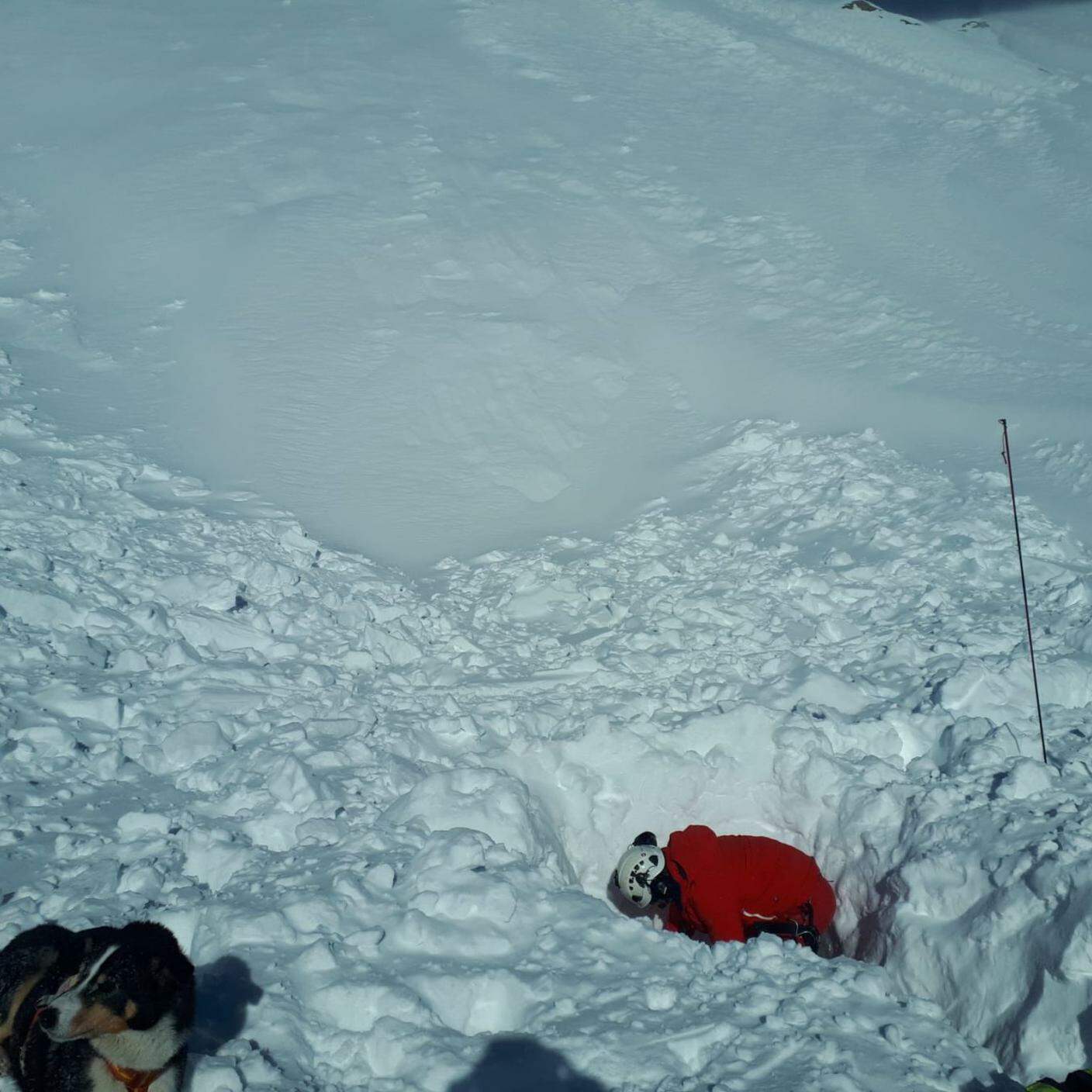 Sciatore sepolto sotto due metri di neve
