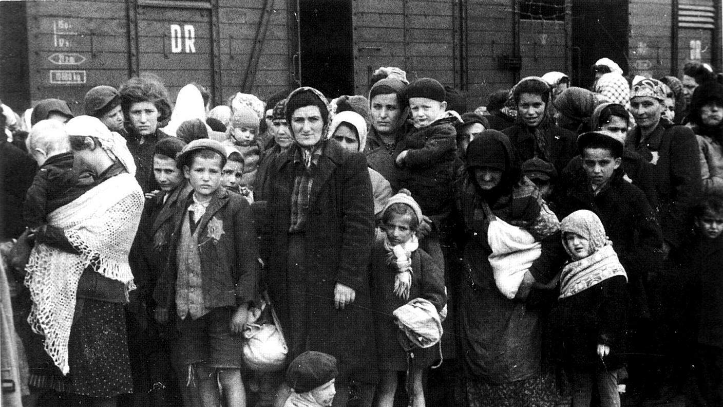 Ebrei ungheresi al loro arrivo ad Auschwitz nel maggio 1944