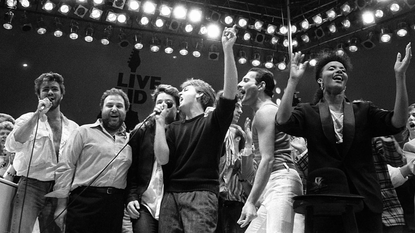 George Michael, da sinistra, il promotore del concerto Harvey Goldsmith, Bono, Paul McCartney, Bob Geldof e Freddie Mercury durante il concerto londinese Live Aid Famine Relief a Londra il 13 luglio 1985.