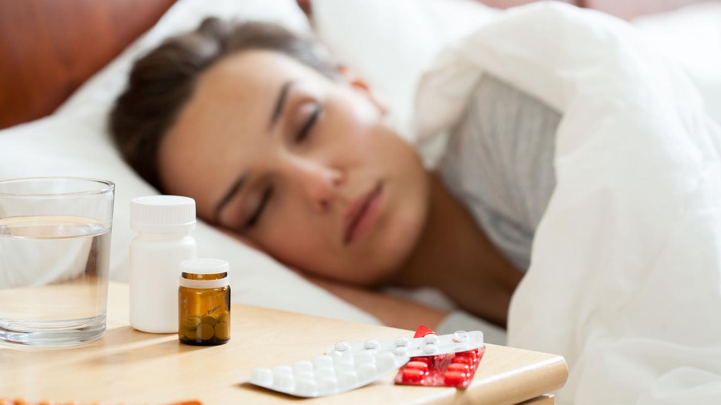 influenza, covid, letto, donna, febbre