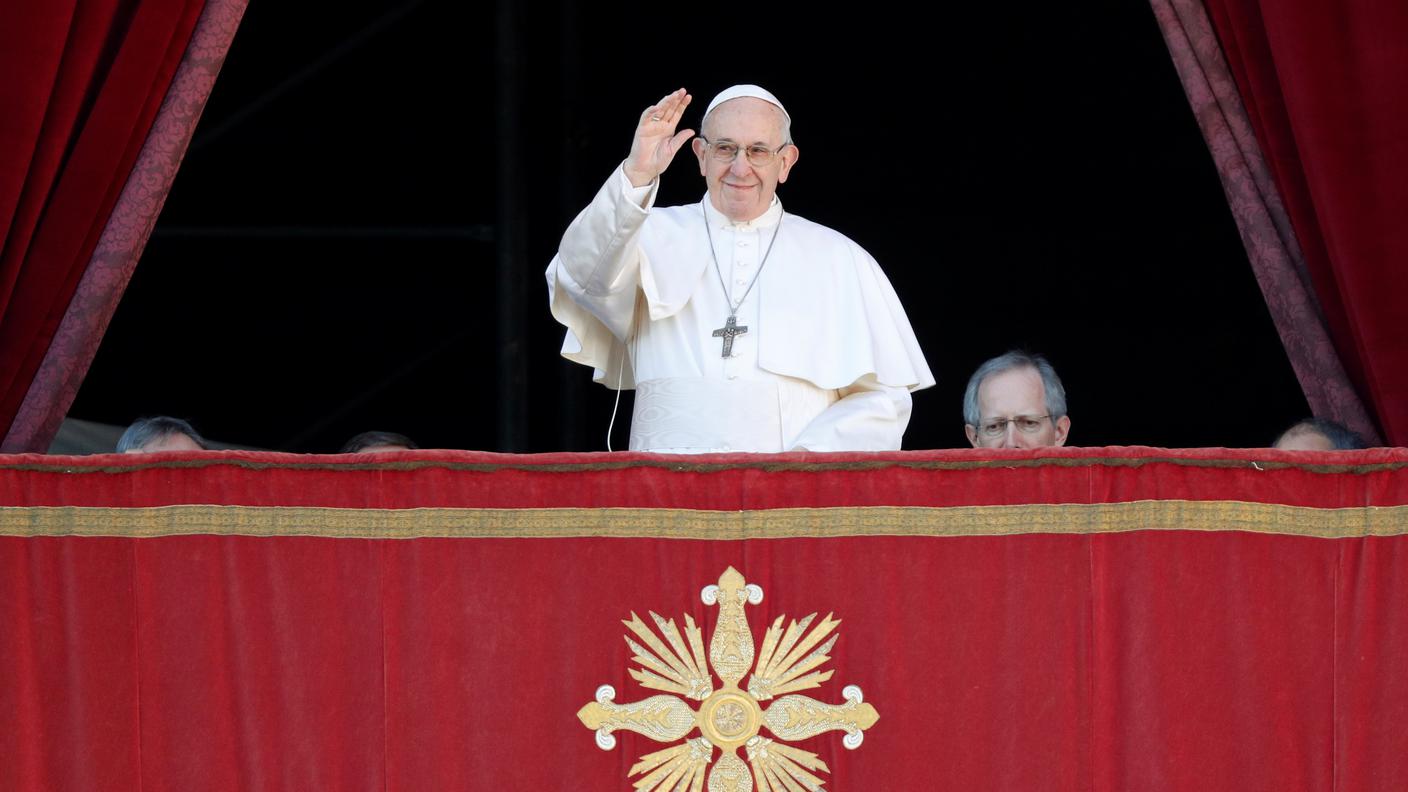 Papa Francesco sul balcone della basilica di San Pietro