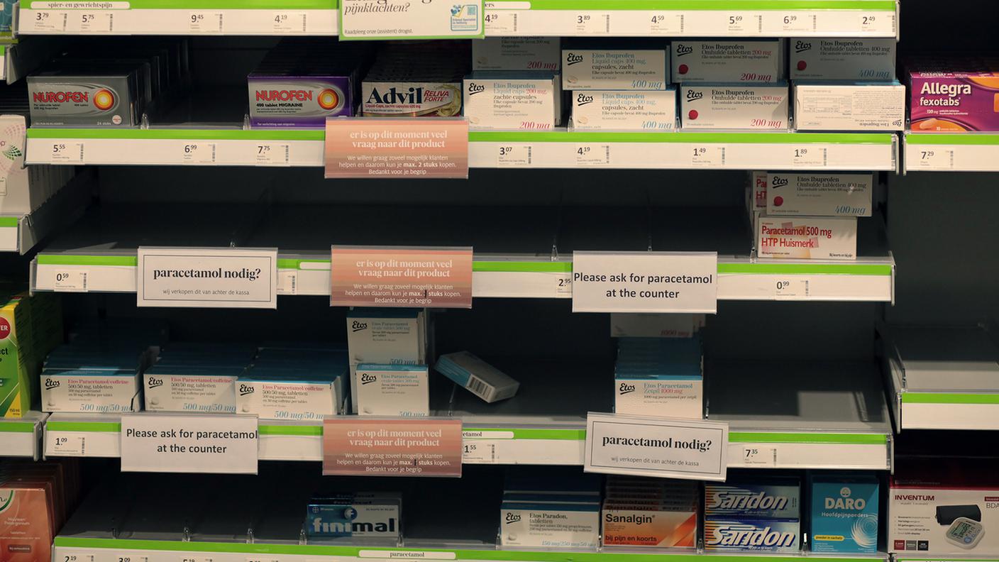 farmacia, scaffali vuoti, scarseggiano i farmaci