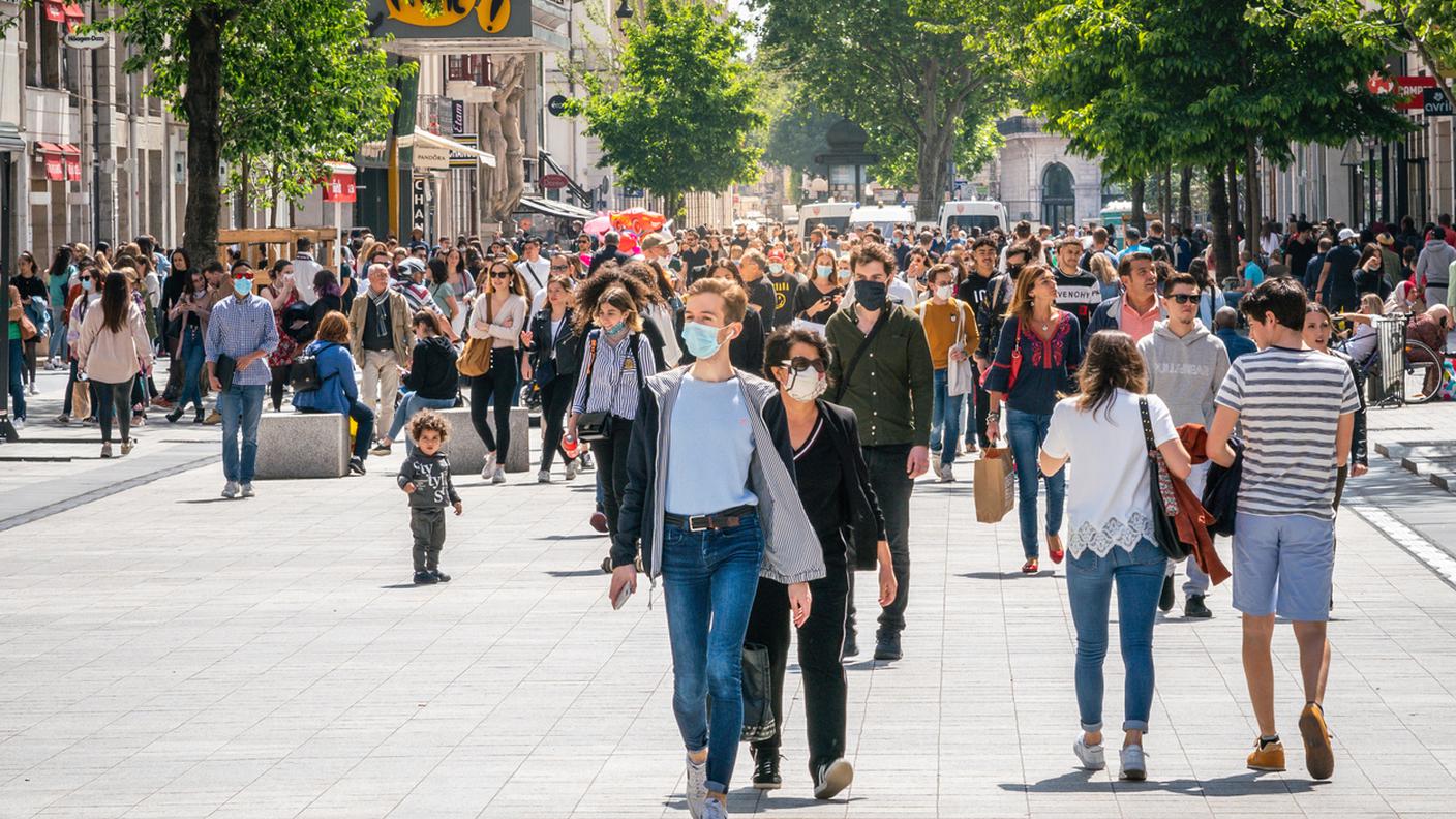 persone senza mascherina, 2 con mascherina, covid, protezione, libertà, sicurezza