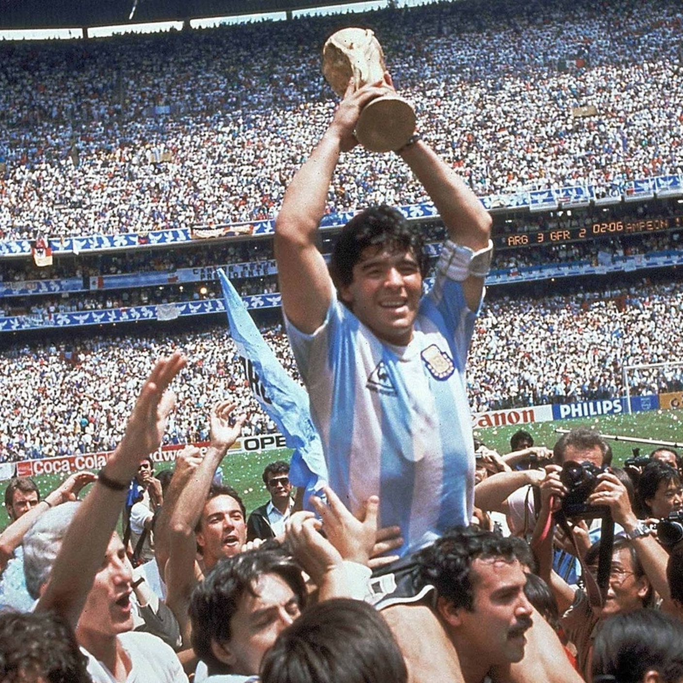 9 giugno 1986, la foto, Diego Armando Maradona, dopo che l'Argentina ha battuto la Germania Ovest 3-2 nella finale della Coppa del Mondo di calcio, allo stadio Atzeca, a Città del Messico