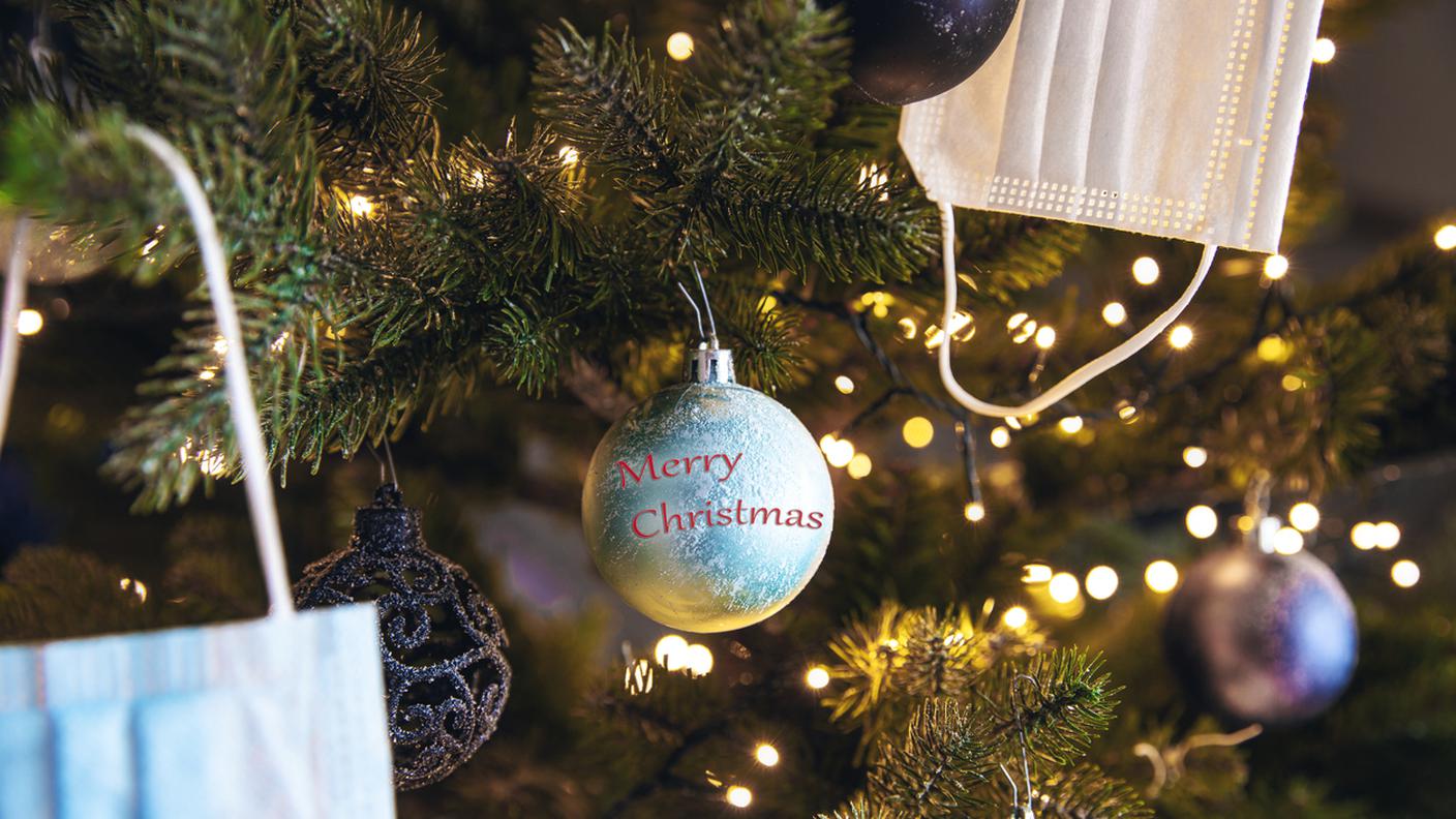 albero di natale, mascherine appese