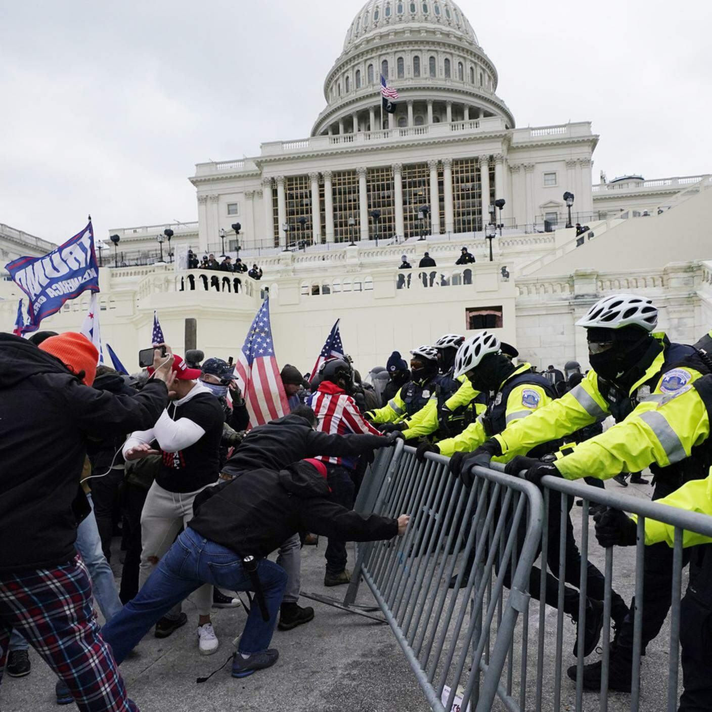 Gli scontri dei sostenitori di Trump con la polizia