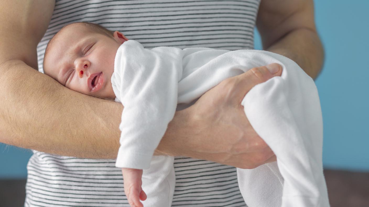 Congedo parentale, papà, neonato, figlio, tenere in braccio