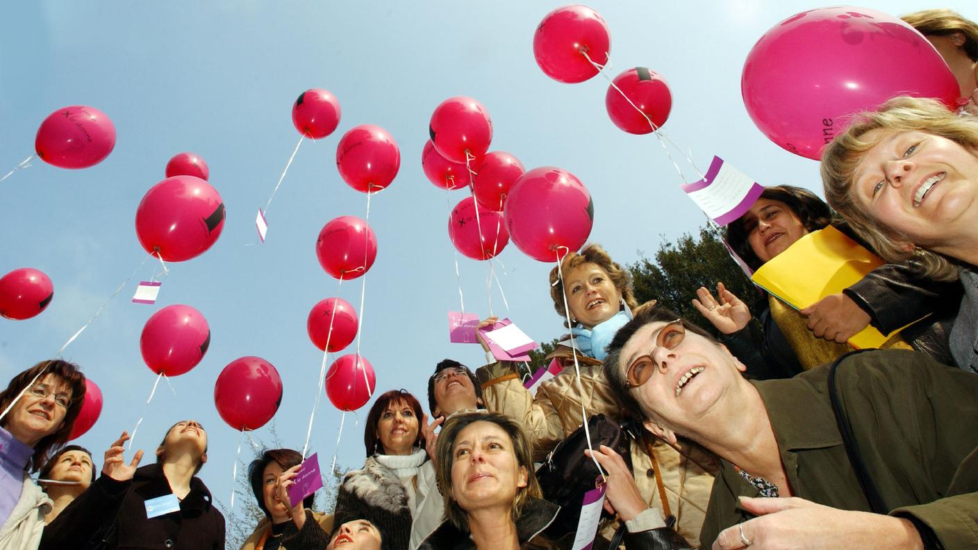 Bellinzona, aperitivo delle donne parlamentari in piazza del Governo, organizzata dalla Faft (Federazione Associazioni Femminili Ticino), lancio dei palloncini delle candidate donne. 