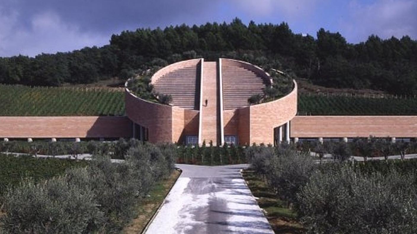 Una veduta della cantina Petra progettata da Mario Botta per Vittorio Moretti
