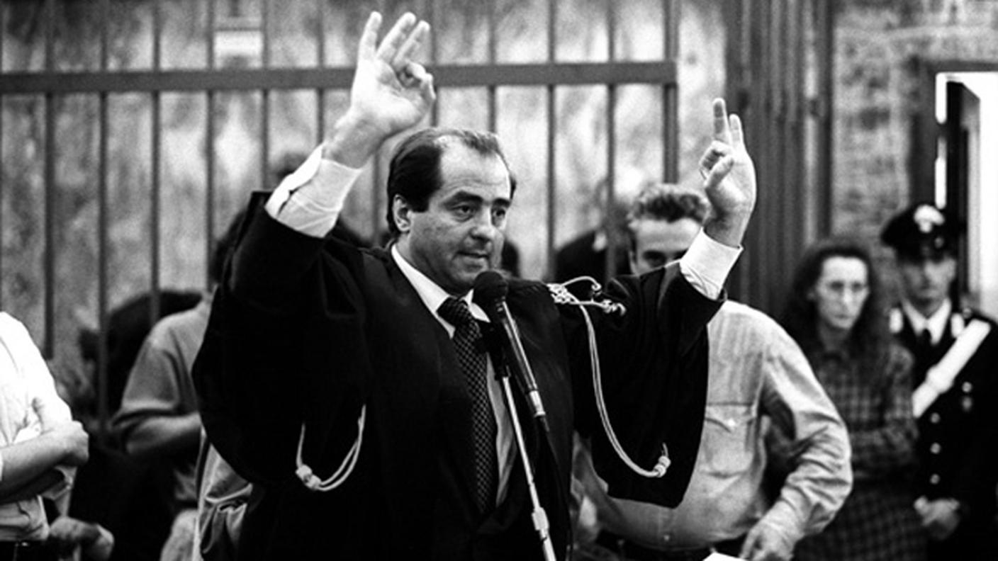 Antonio Di Pietro, pubblico ministero di punta del cosiddetto Pool di Mani Pulite, ha messo sotto inchiesta per corruzione centinaia di politici locali e nazionali, tra cui alcune figure politiche di primo piano, come il segretario del Partito Socialista Italiano, Bettino Craxi