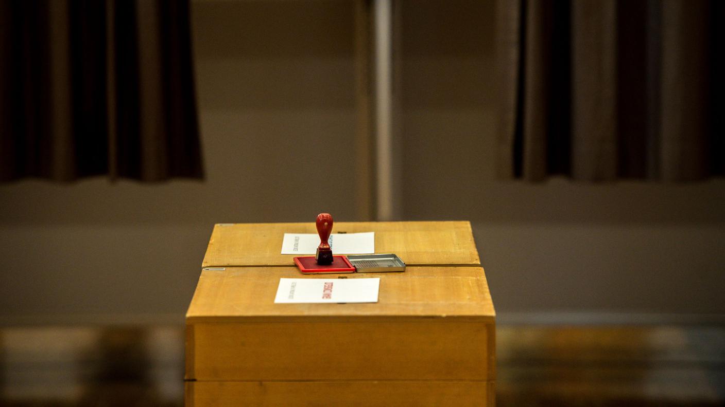 urna elettorale, seggio elettorale vuoto