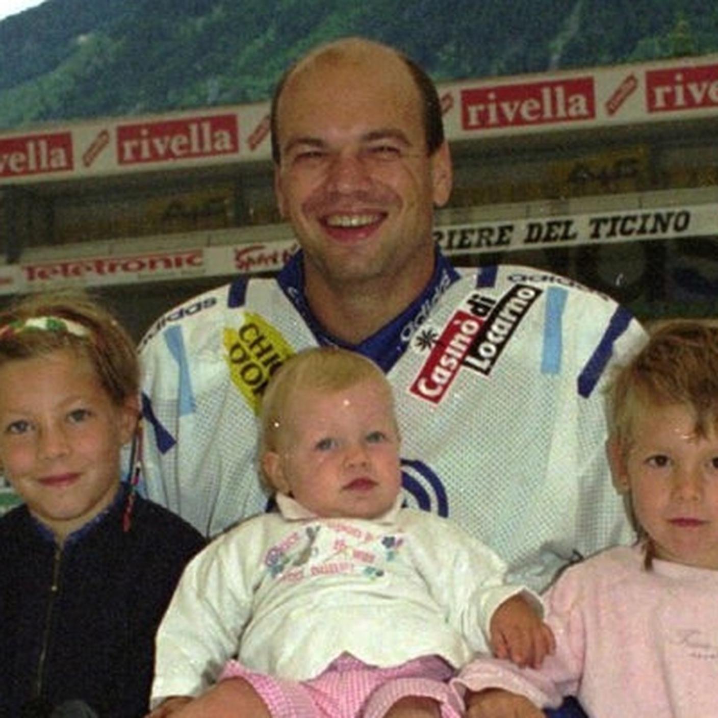 Peter Jaks con le figlie nel 1997 (Keystone)