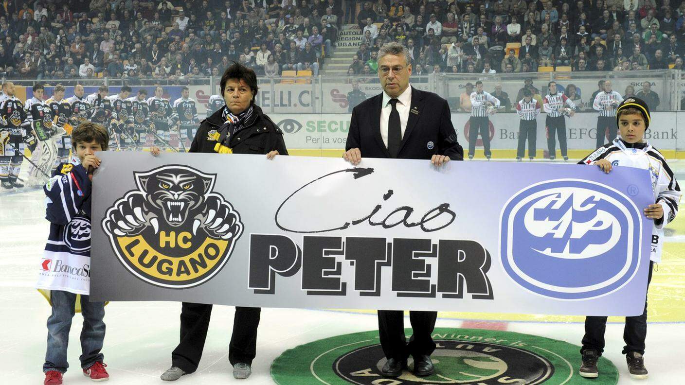 Il Presidente del Lugano Vicky Mantegazza, a sinistra, e il Presidente Ambri Filippo Lombardi, a destra, commemorano Peter Jaks, prima della Lega Nazionale A