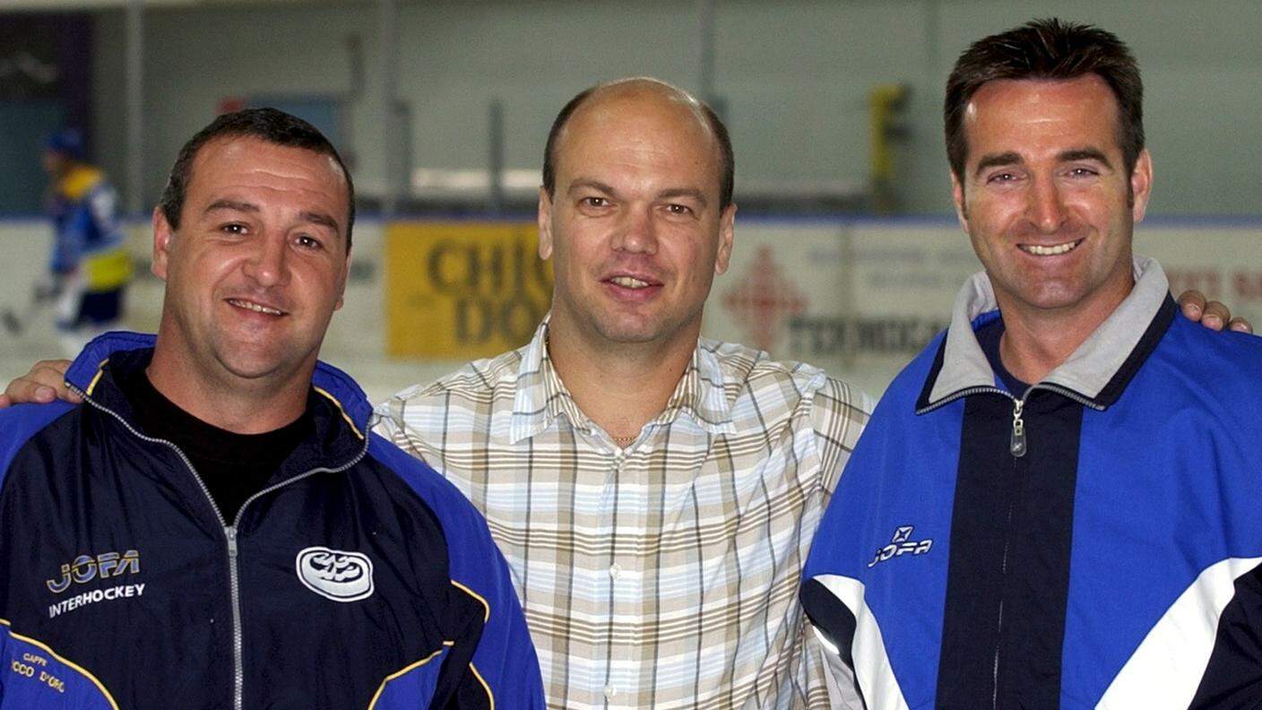 L'allenatore Serge Pelletier, a destra, lunedì 28 luglio 2003, sulla pista di Biasca, insieme al direttore sportivo Peter Jaks, al centro, e il vice allenatore John Fritsche, a sinistra