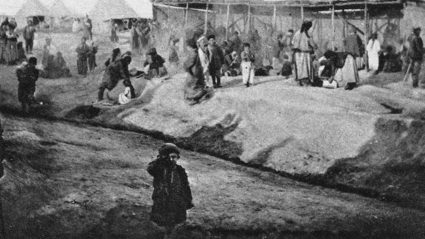 Profughi siriani e armeni: campo di Ba qubah, vicino a Bagdad, in Iraq, organizzato dagli inglesi, una vista di uno dei loro rifugi, con un ragazzino che saluta. 7 giugno 1919