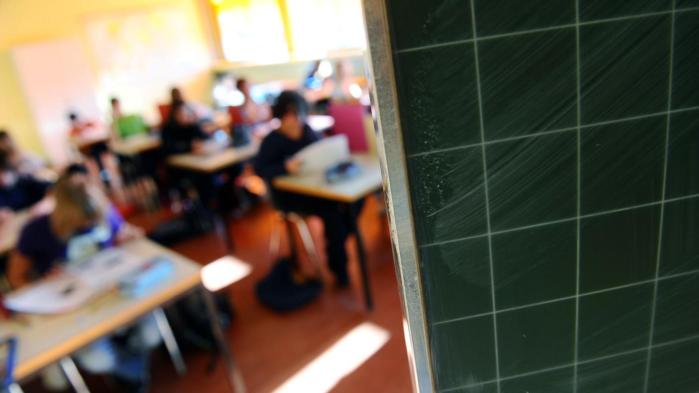 scuola media, lezione in classe