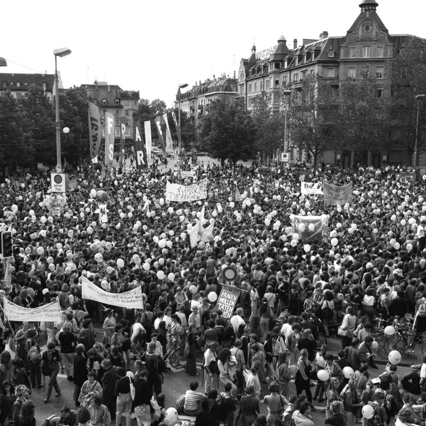 Sciopero delle donne sull'Helvetiaplatz a Zurigo in occasione dello sciopero nazionale delle donne del 14 giugno 1991. 